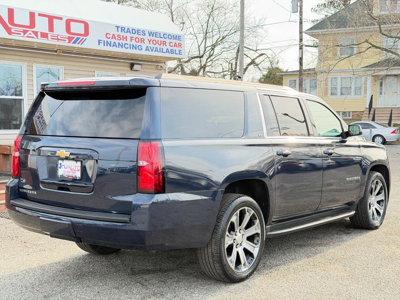 Used 2018 Chevrolet Suburban LT image 4
