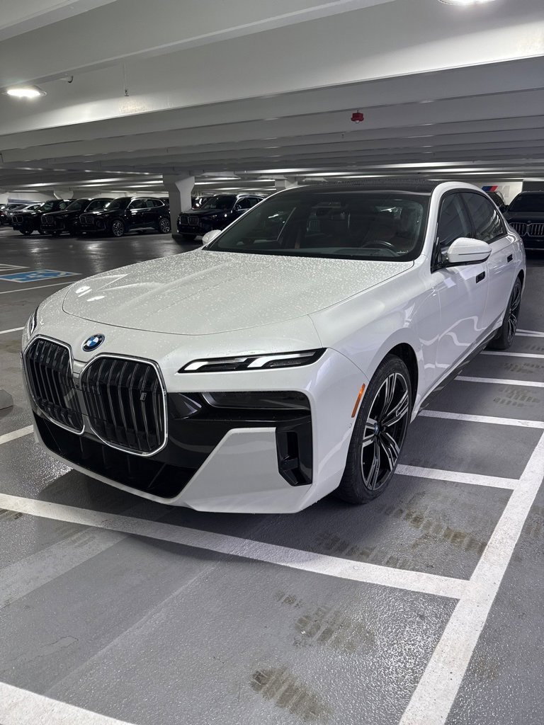 Used 2023 BMW i7 xDrive60 image 1