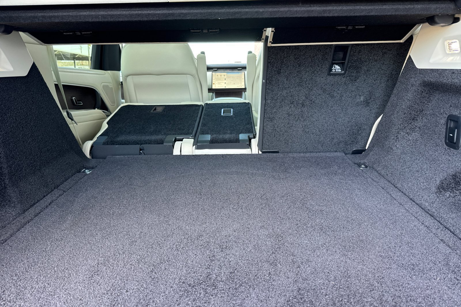 Certified 2025 Land Rover Range Rover SE AWD/4WD image 16