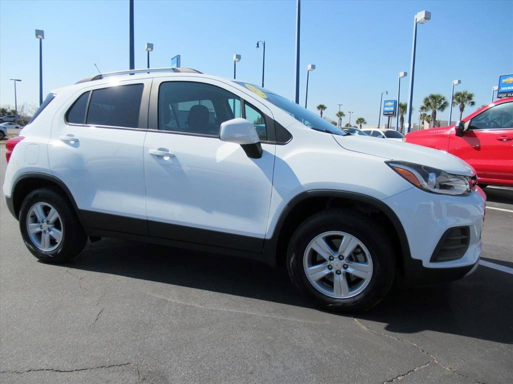 Certified 2022 Chevrolet Trax LT w/ LT Convenience Package AWD/4WD image 4