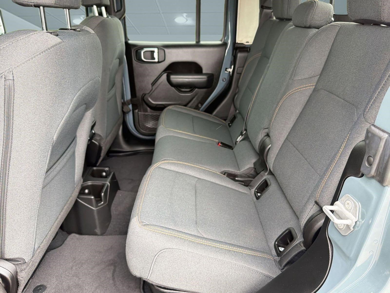 Used 2025 Jeep Gladiator Sport image 12