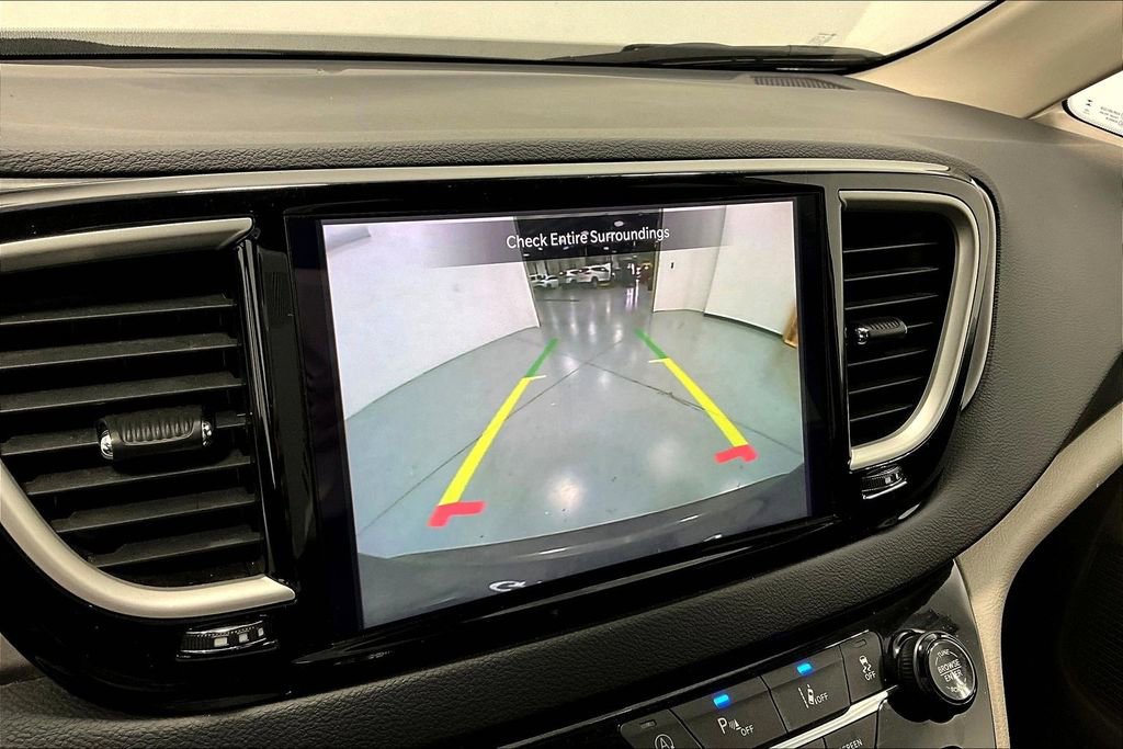 Used 2023 Chrysler Pacifica Touring-L FWD image 29
