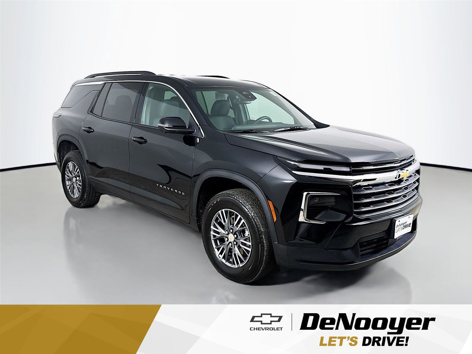 Used 2025 Chevrolet Traverse LT w/ Driver Confidence Package image 1