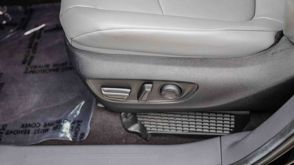 Used 2024 Toyota Sienna XLE w/ XLE Plus Package FWD image 27
