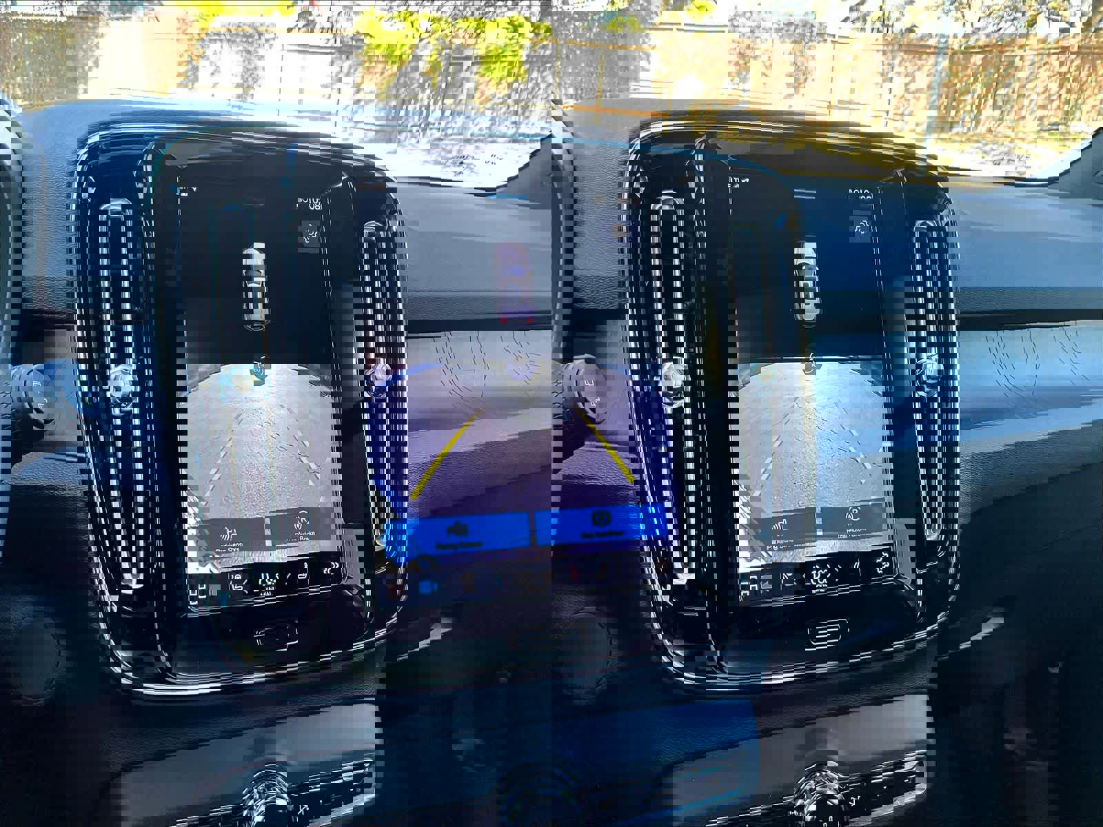 Used 2023 Volvo XC40 Recharge Plus w/ Protection Package Premier image 24