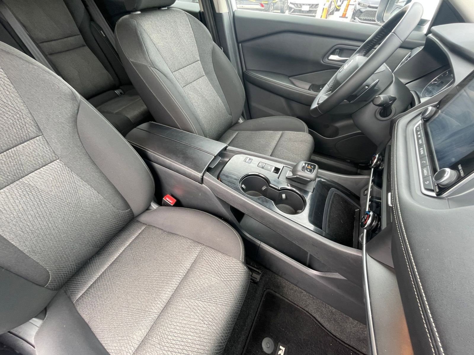 Used 2025 Nissan Rogue SV image 36