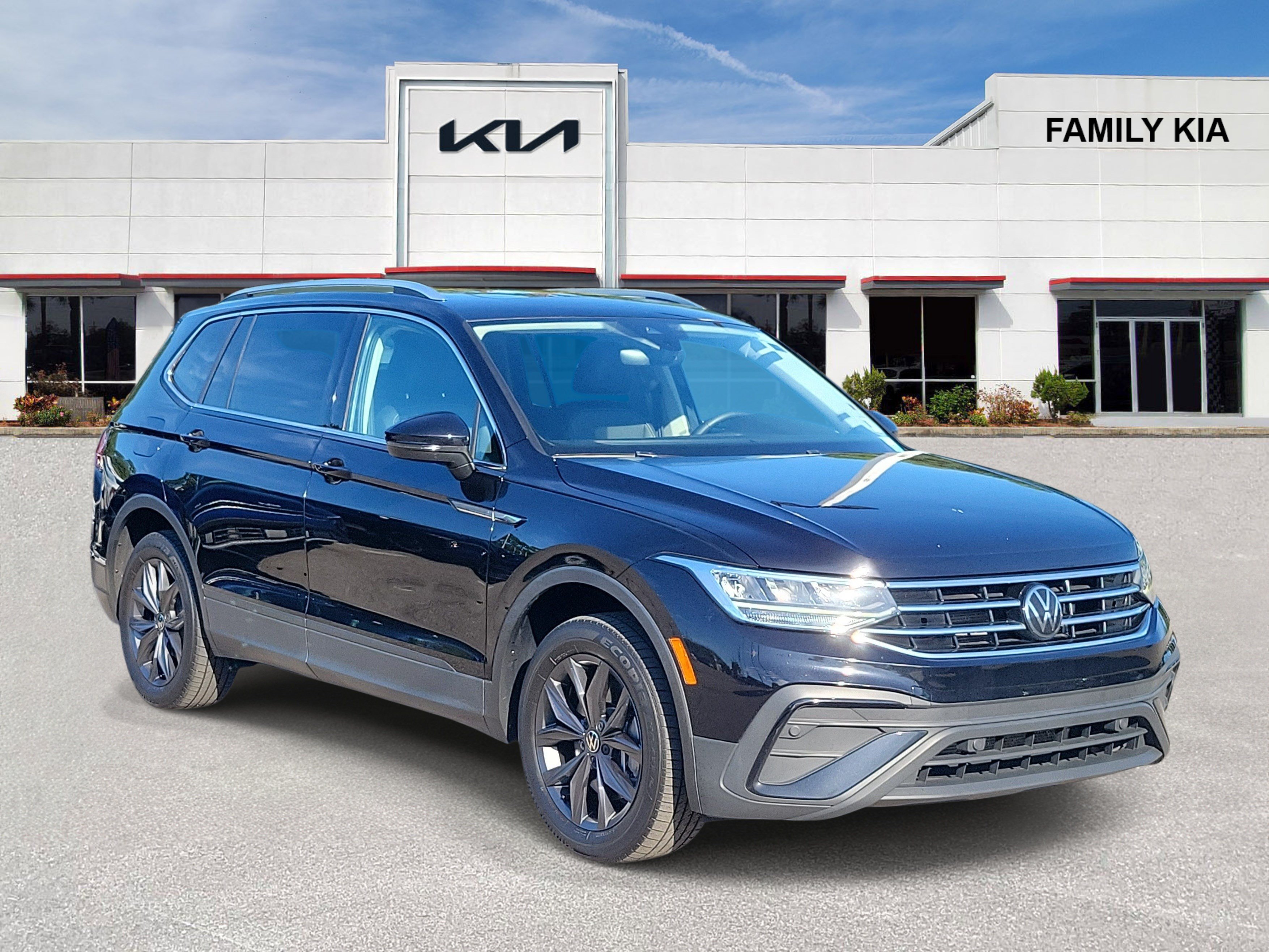 Used 2023 Volkswagen Tiguan SE w/ Panoramic Sunroof Package FWD 360° Tour