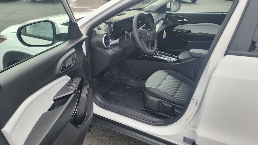 New 2026 Chevrolet Trax LT FWD image 18