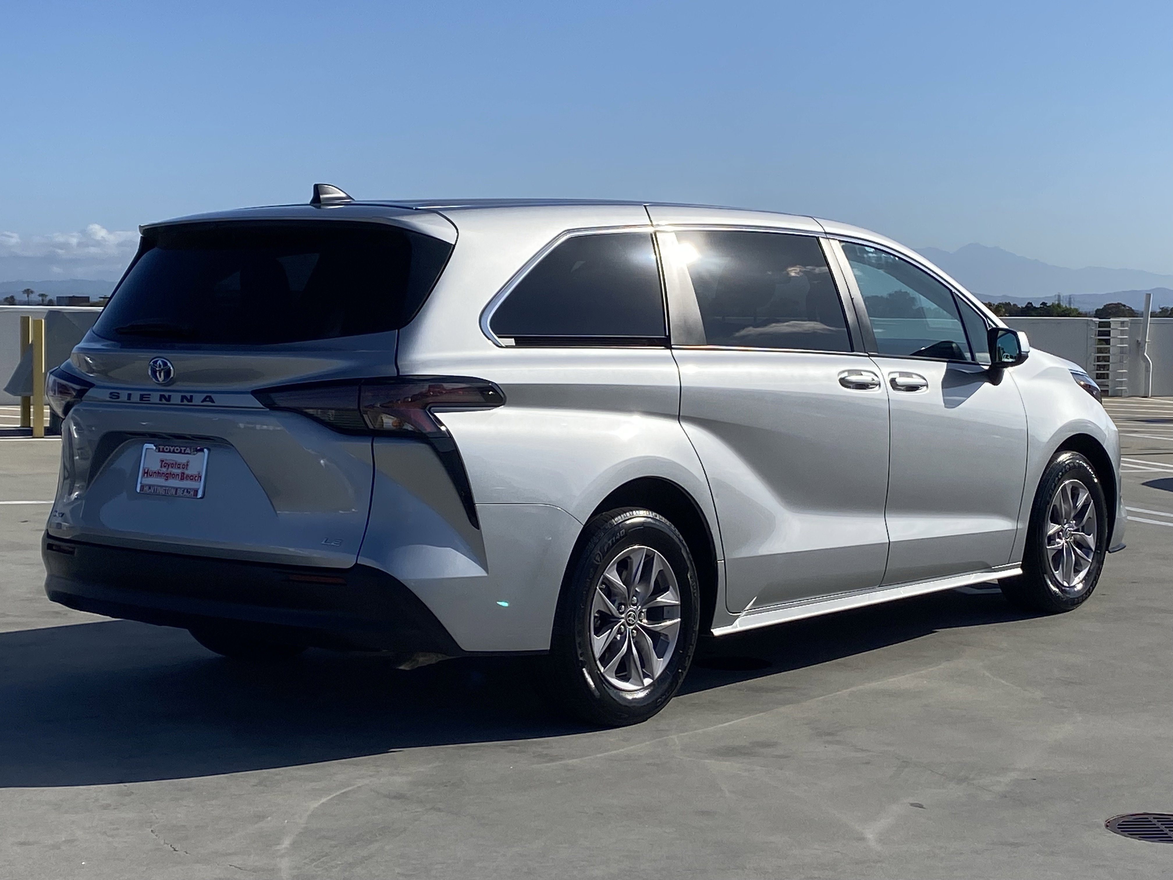 Certified 2025 Toyota Sienna LE FWD image 3