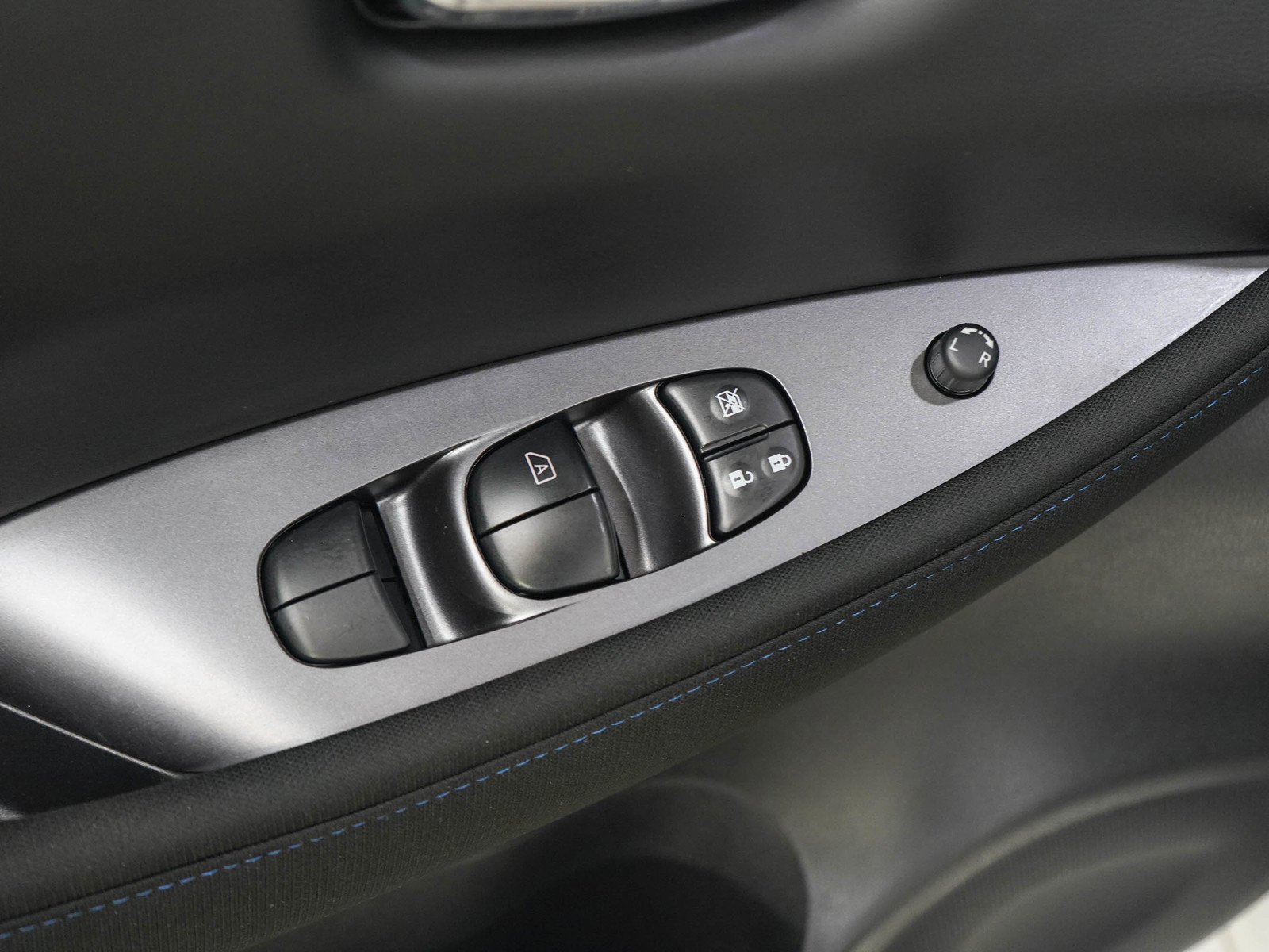 Used 2025 Nissan Leaf S FWD image 19