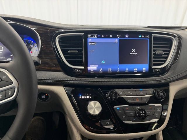 Used 2024 Chrysler Pacifica Limited w/ Uconnect Theater Family Group FWD image 16