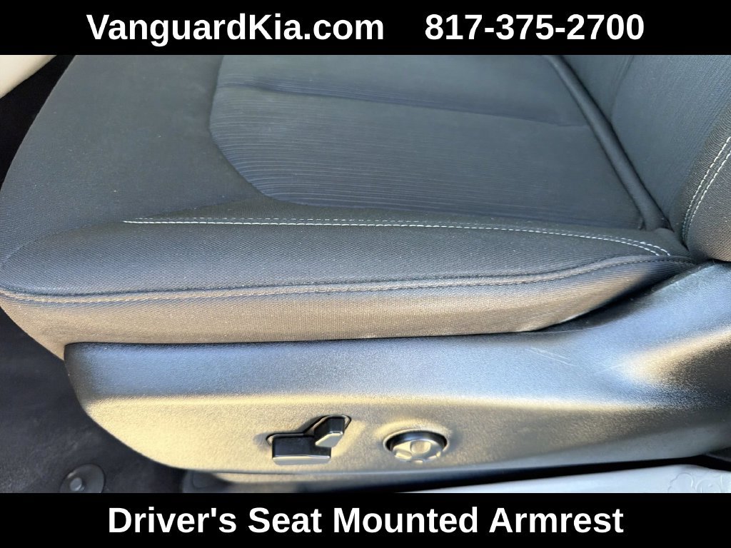 Used 2022 Chrysler Voyager LX FWD image 16