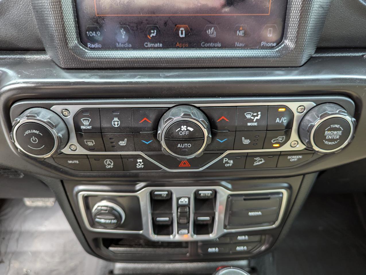 Used 2018 Jeep Wrangler Unlimited Sahara w/ Dual Top Group AWD/4WD image 21