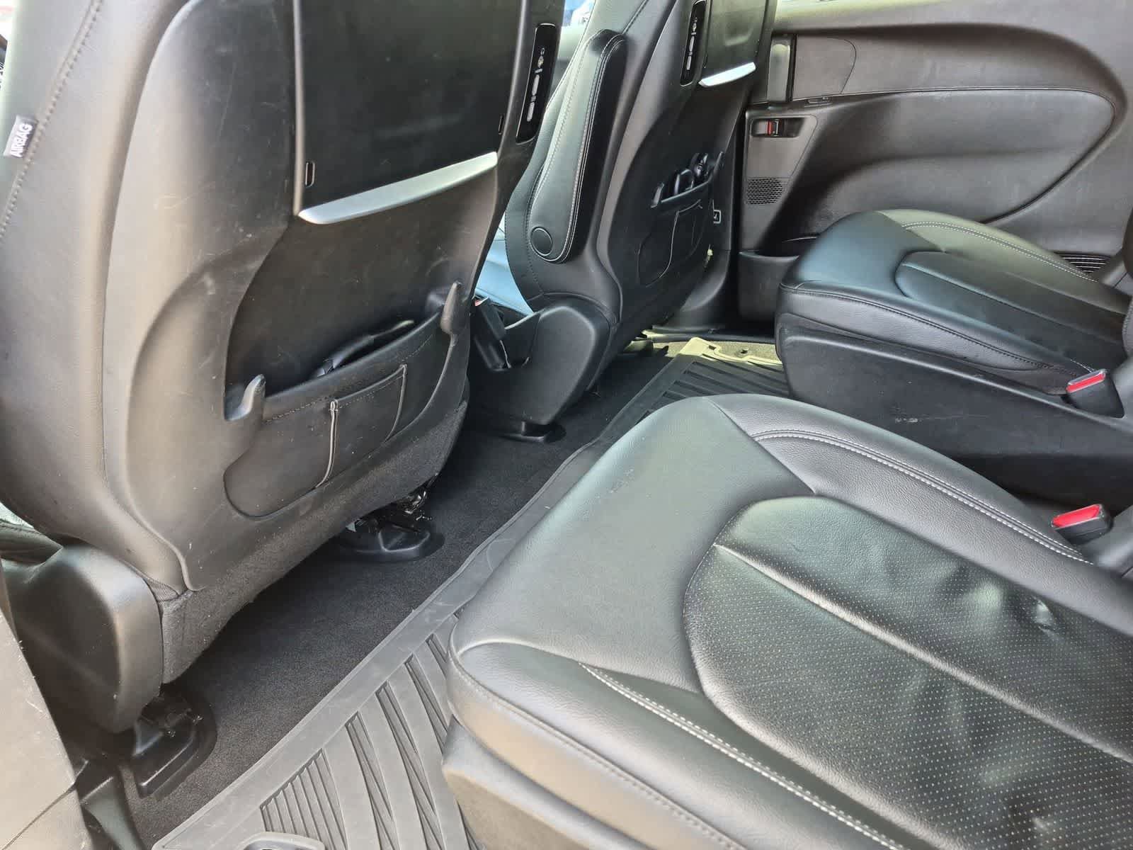 Used 2021 Chrysler Pacifica Touring-L w/ Uconnect Theater Family Group FWD image 19