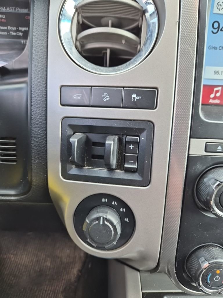 Used 2017 Ford Expedition XLT w/ Equipment Group 202A AWD/4WD image 13