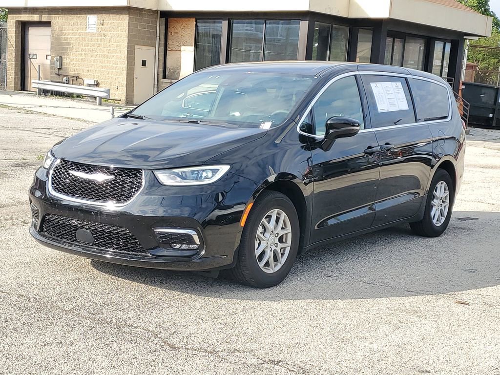 Used 2025 Chrysler Pacifica Select FWD image 2