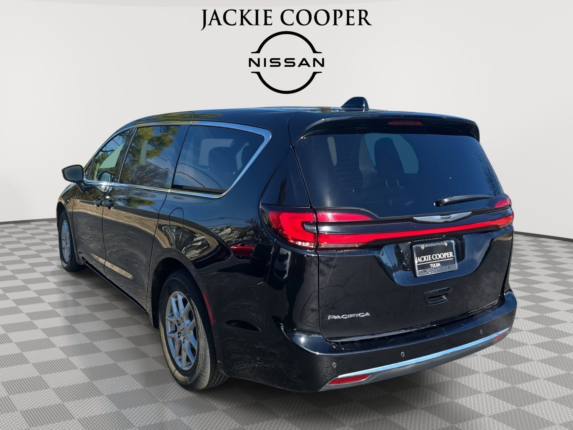 Used 2024 Chrysler Pacifica Touring-L FWD image 7