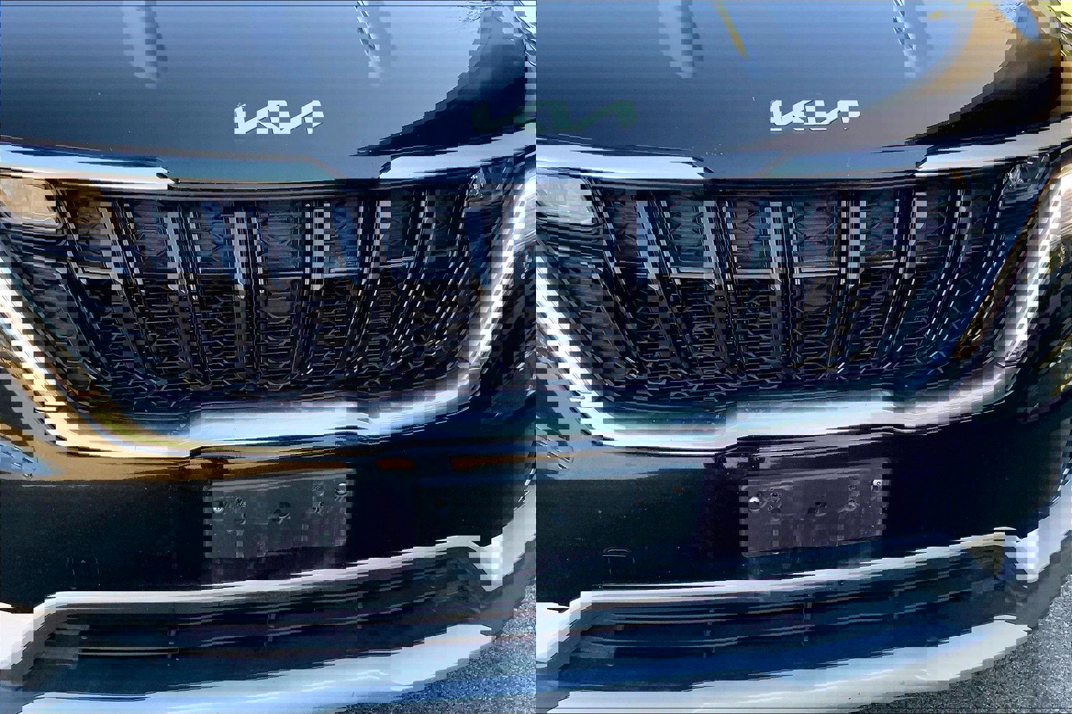 Used 2024 Kia Carnival LX image 32