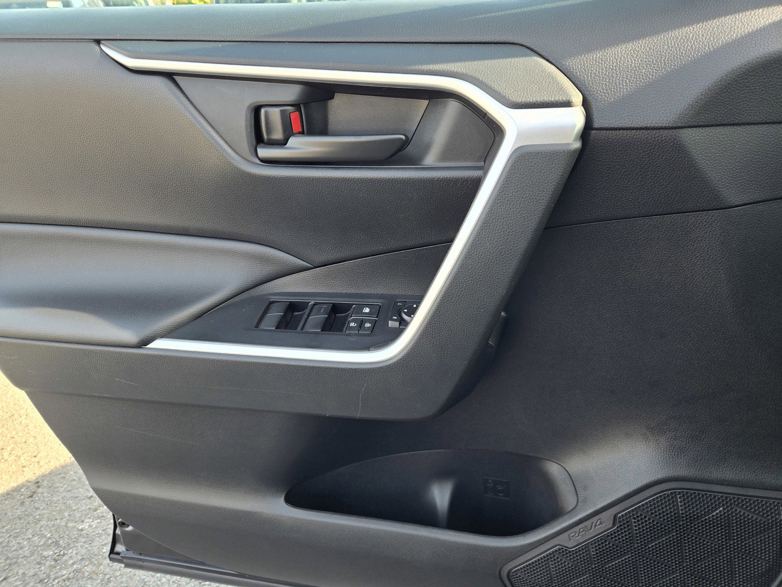 Used 2022 Toyota RAV4 LE image 25