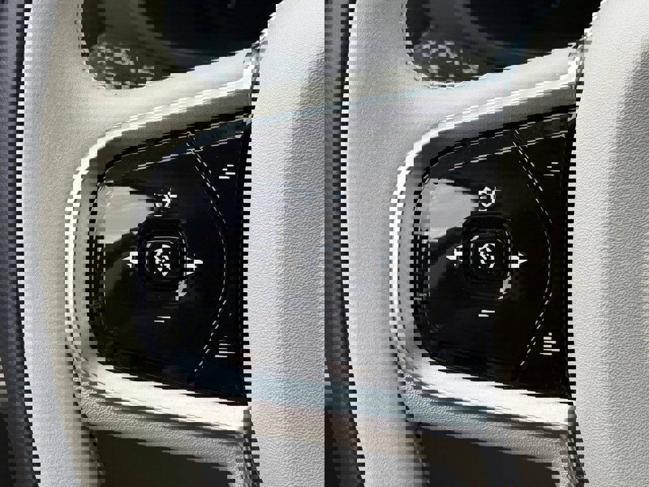 Certified 2023 Volvo XC60 B5 Ultimate w/ Climate Package image 18