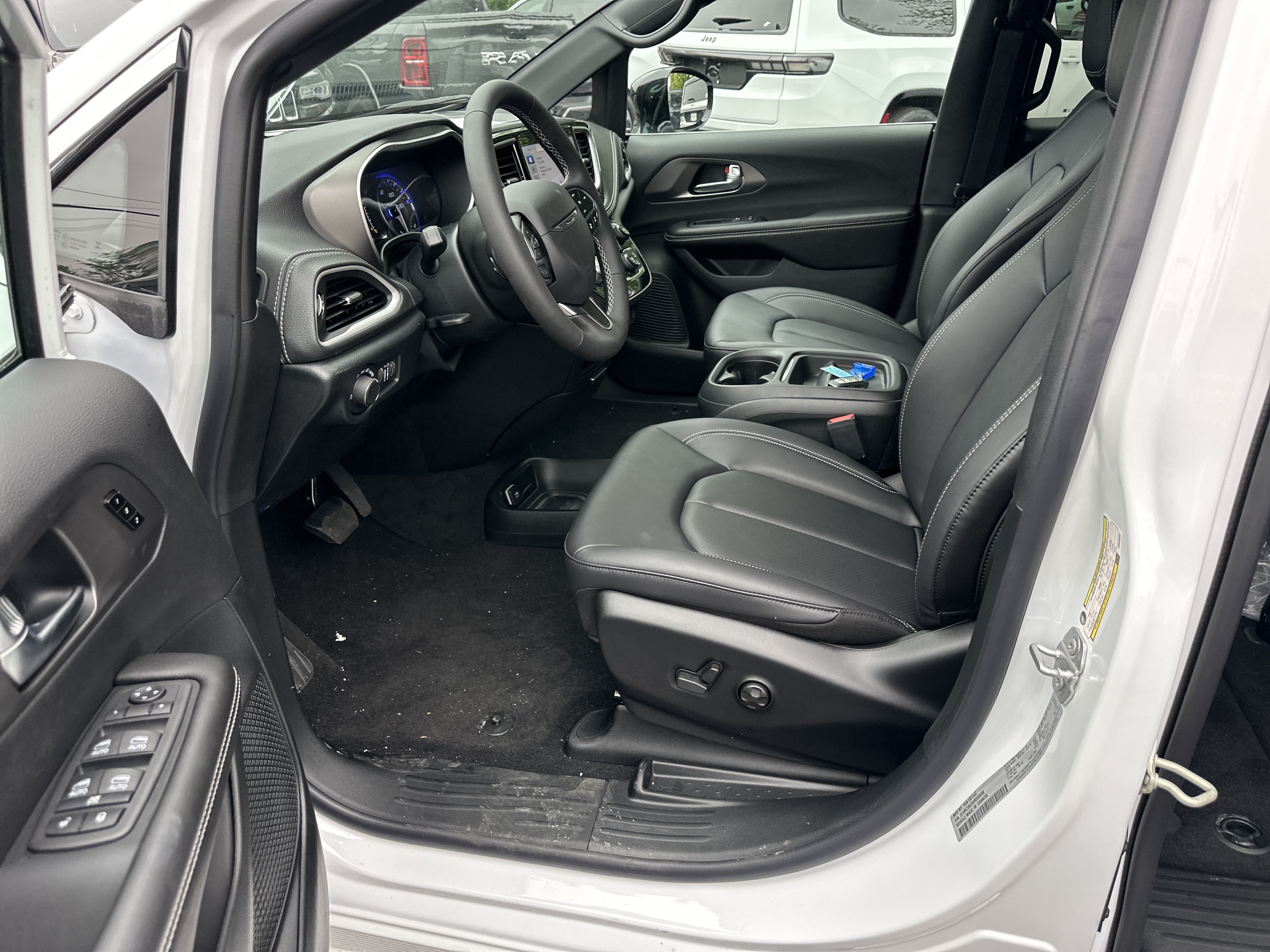 New 2027 Chrysler Pacifica Select AWD/4WD image 26
