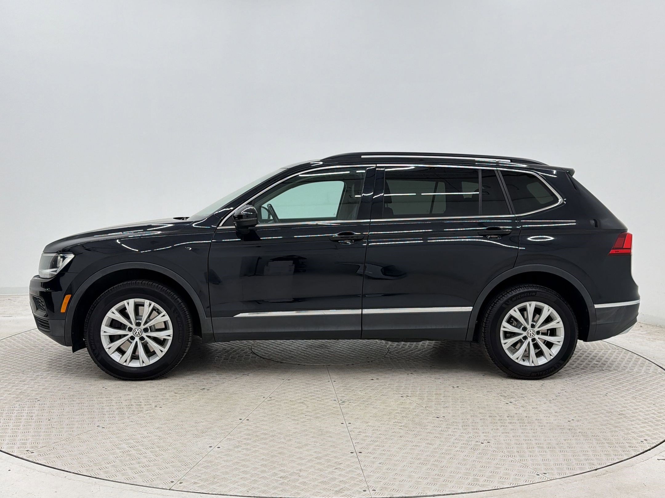 Used 2018 Volkswagen Tiguan SE w/ Panoramic Sunroof Package image 2