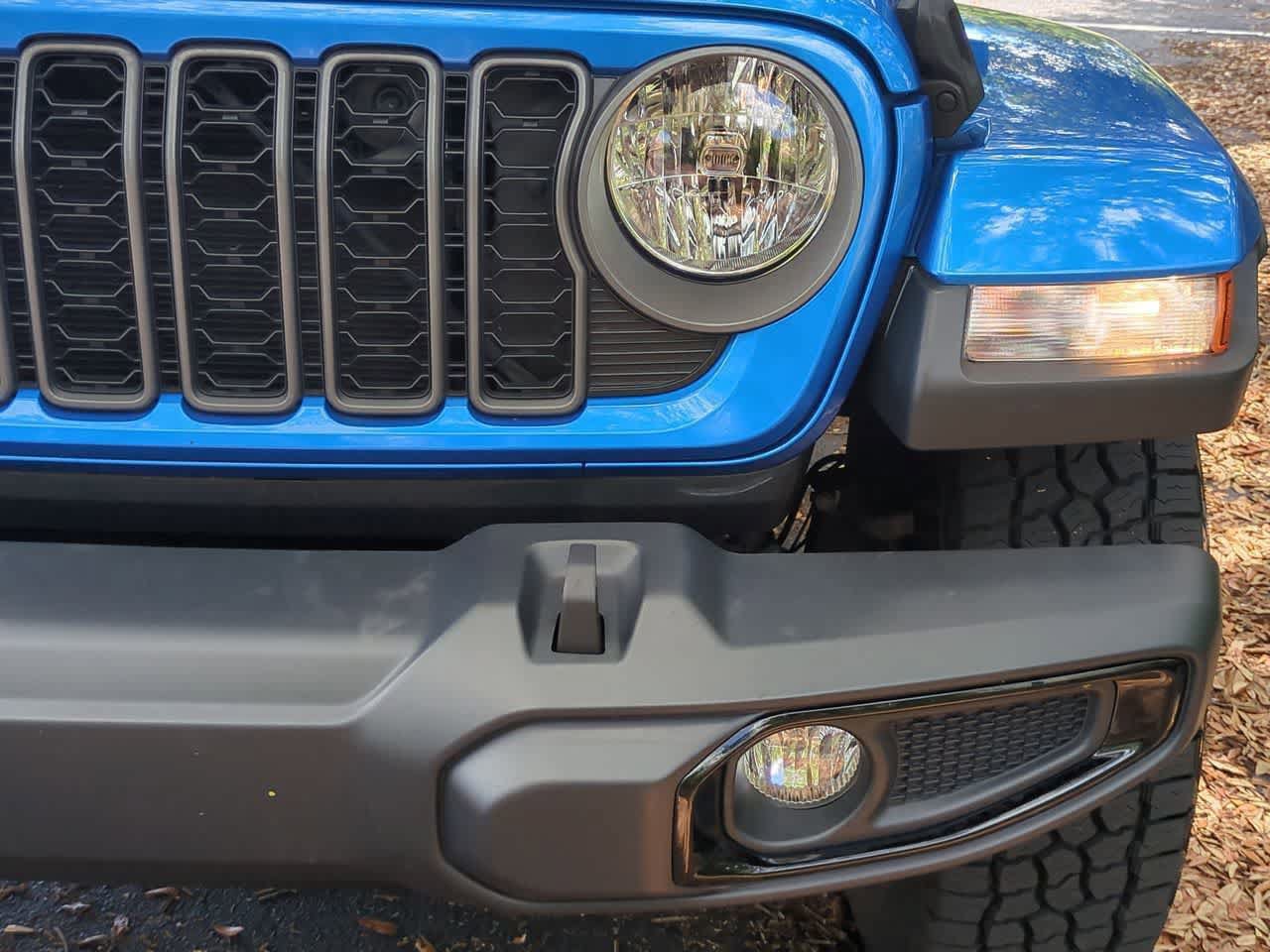 Certified 2025 Jeep Gladiator Sport AWD/4WD image 11