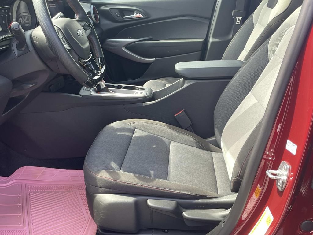 Used 2024 Chevrolet Trax RS w/ Sunroof Package FWD image 16