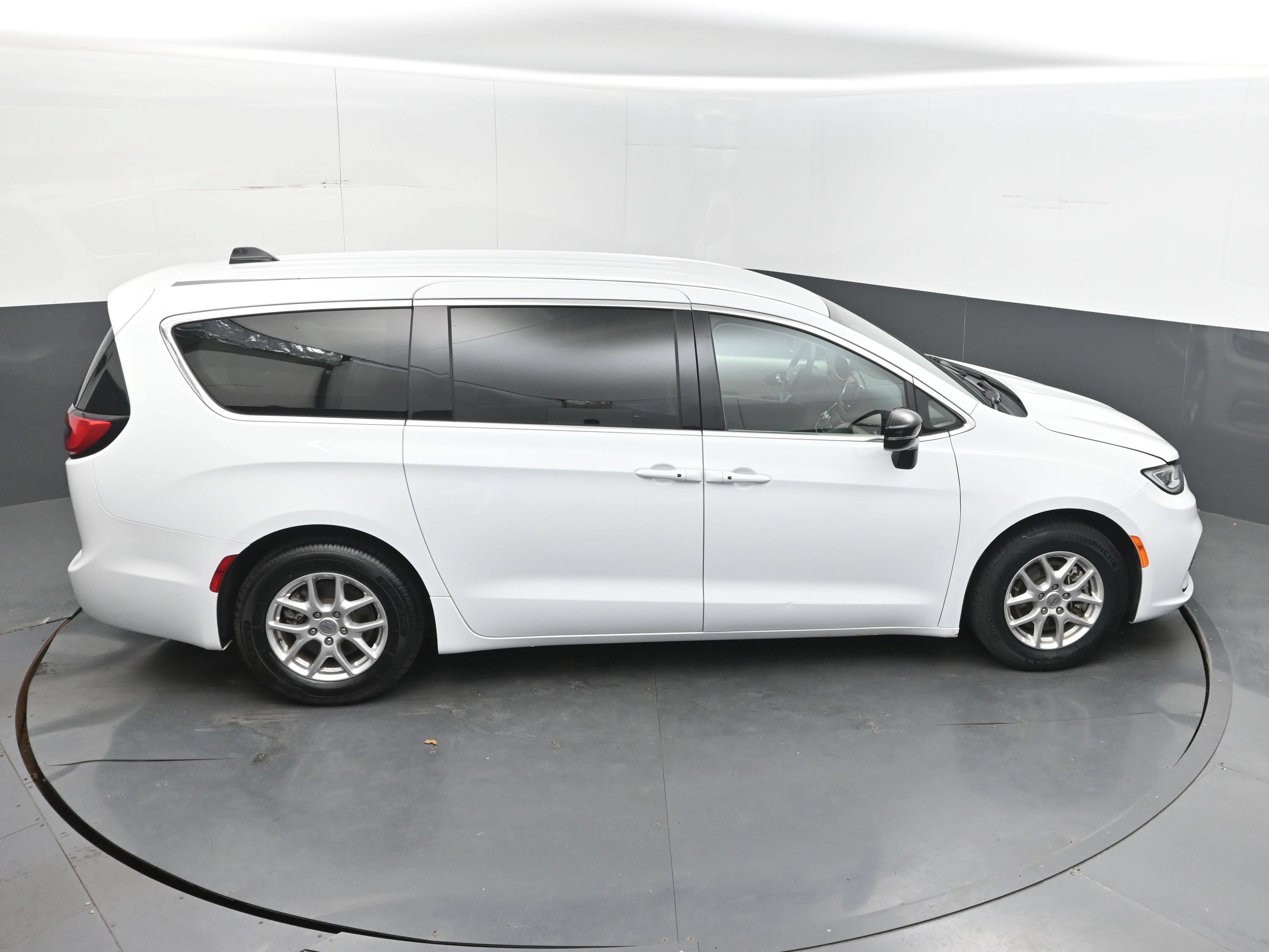 Used 2024 Chrysler Pacifica Touring-L FWD image 33