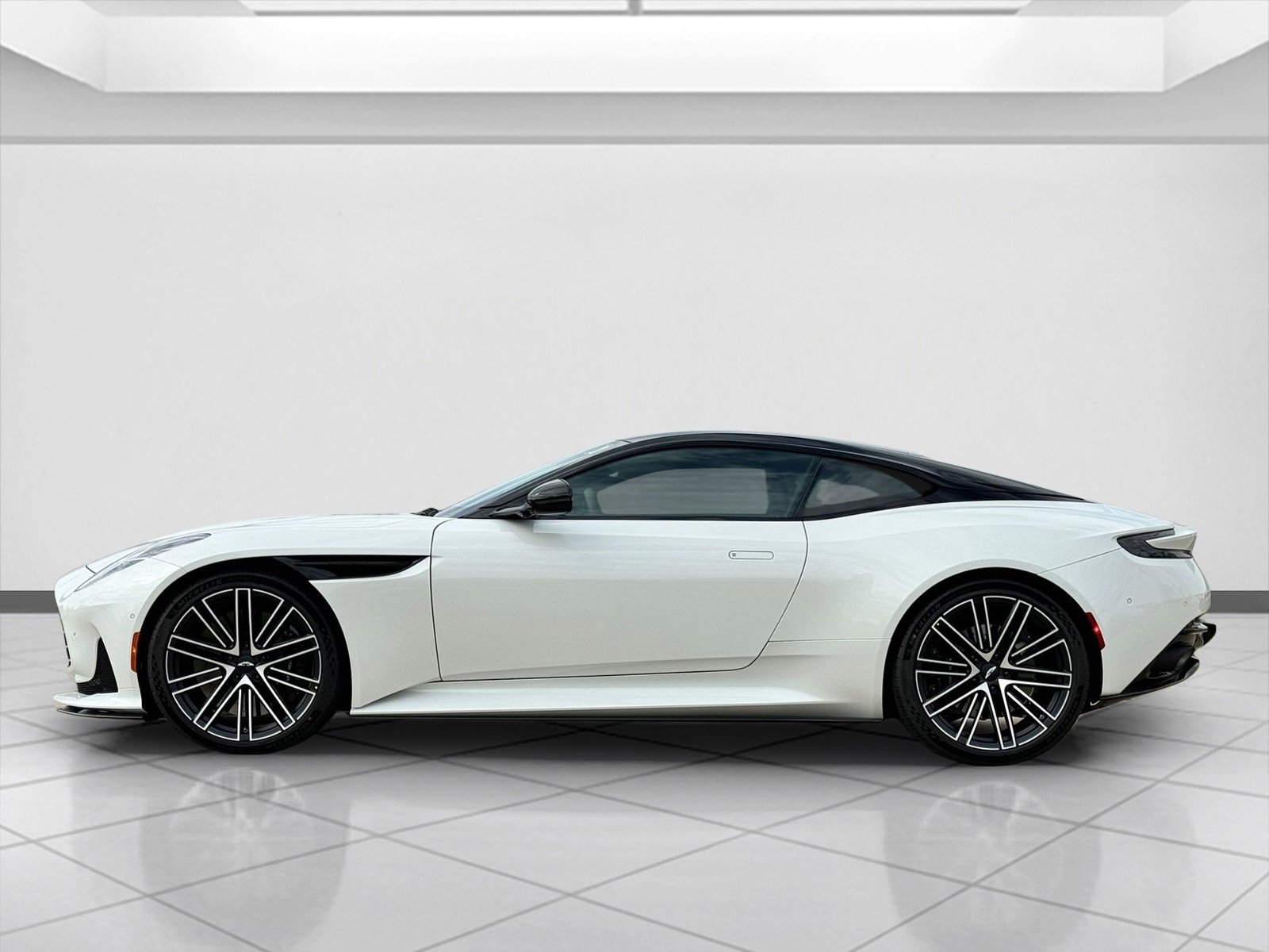 Used 2024 Aston Martin DB12 Coupe image 8