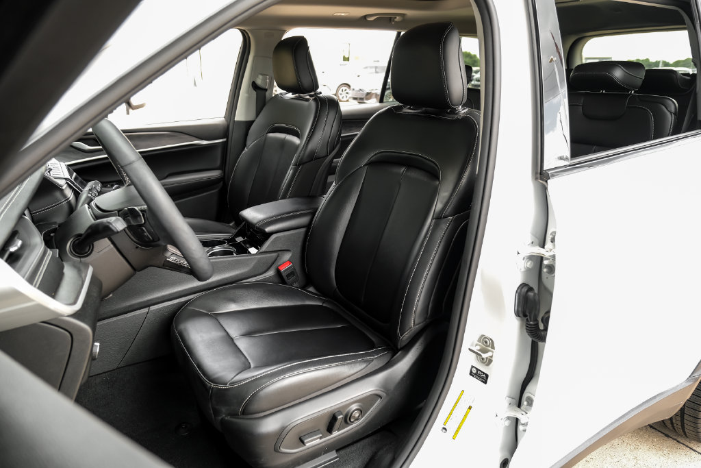 Used 2023 Jeep Grand Cherokee L Limited AWD/4WD image 8