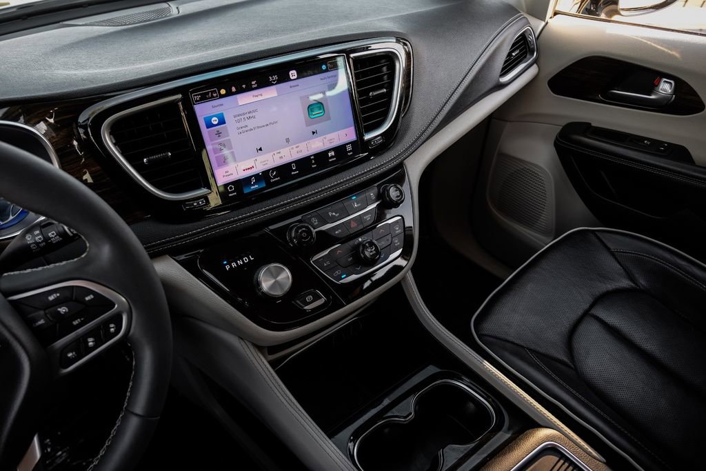 Used 2023 Chrysler Pacifica Limited image 22