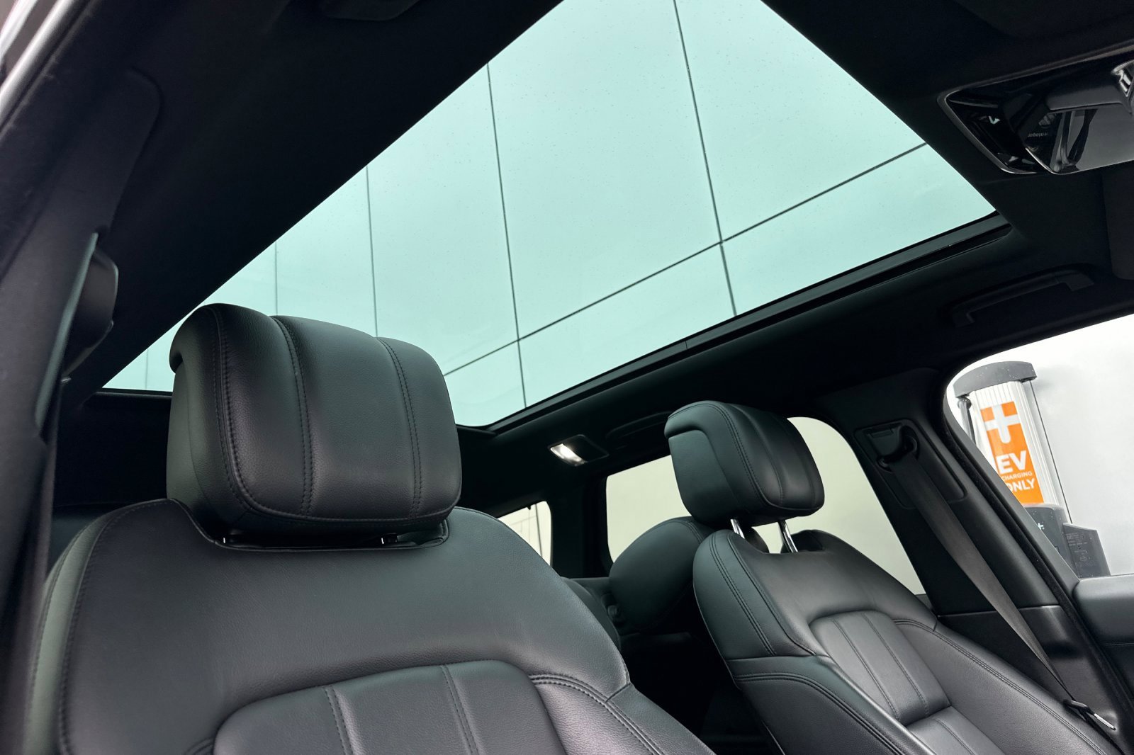 Used 2018 Land Rover Range Rover Sport SE image 18