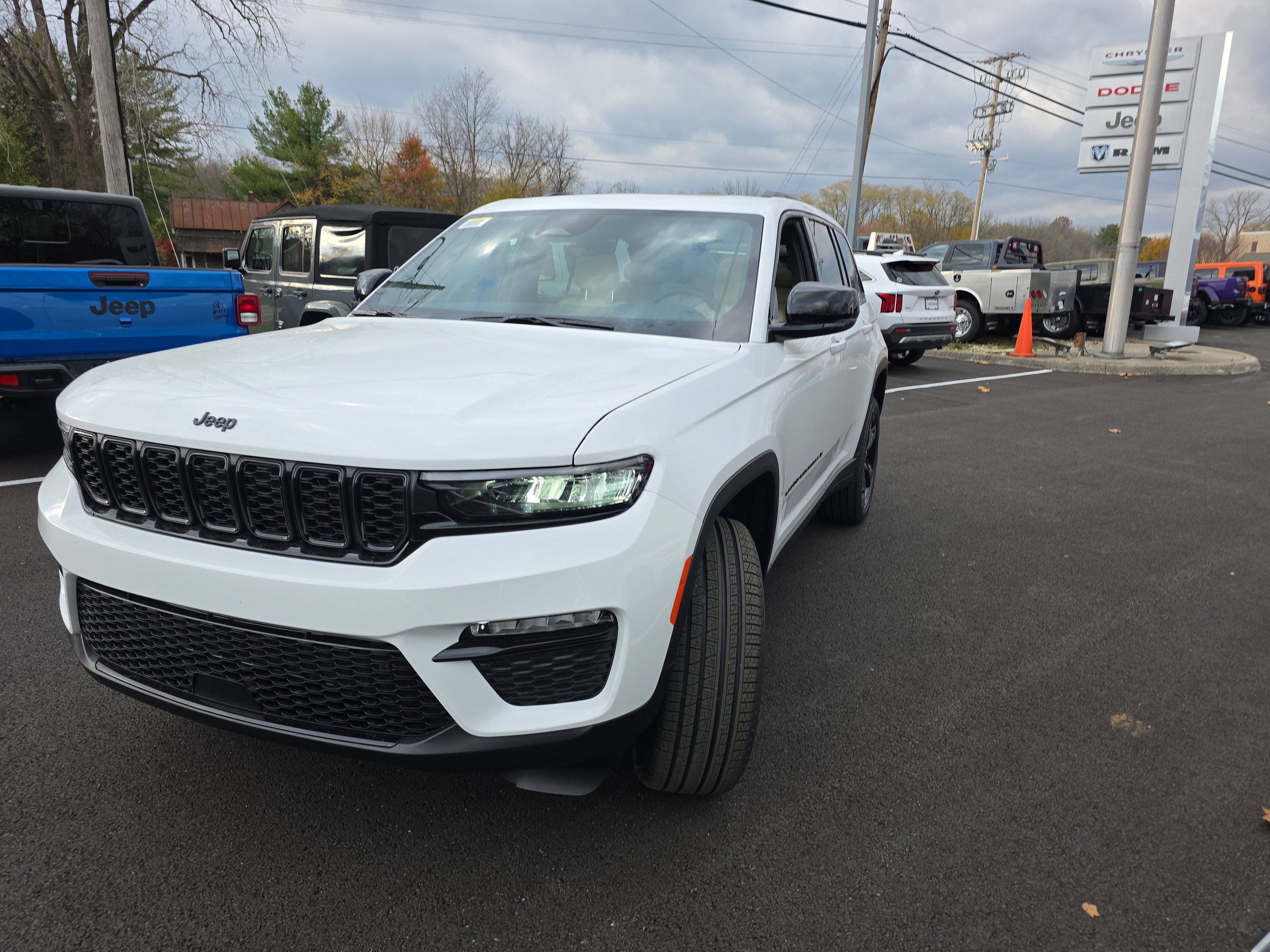 New 2025 Jeep Grand Cherokee Limited w/ Black Appearance Package image 18