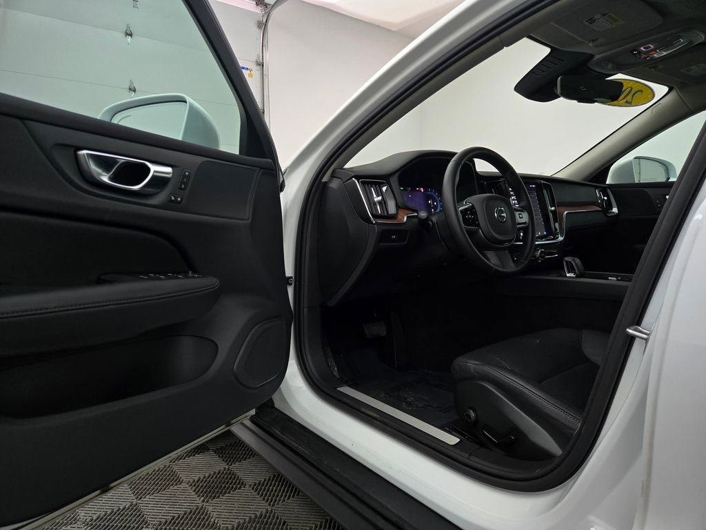 Used 2025 Volvo V60 B5 Cross Country Plus image 20