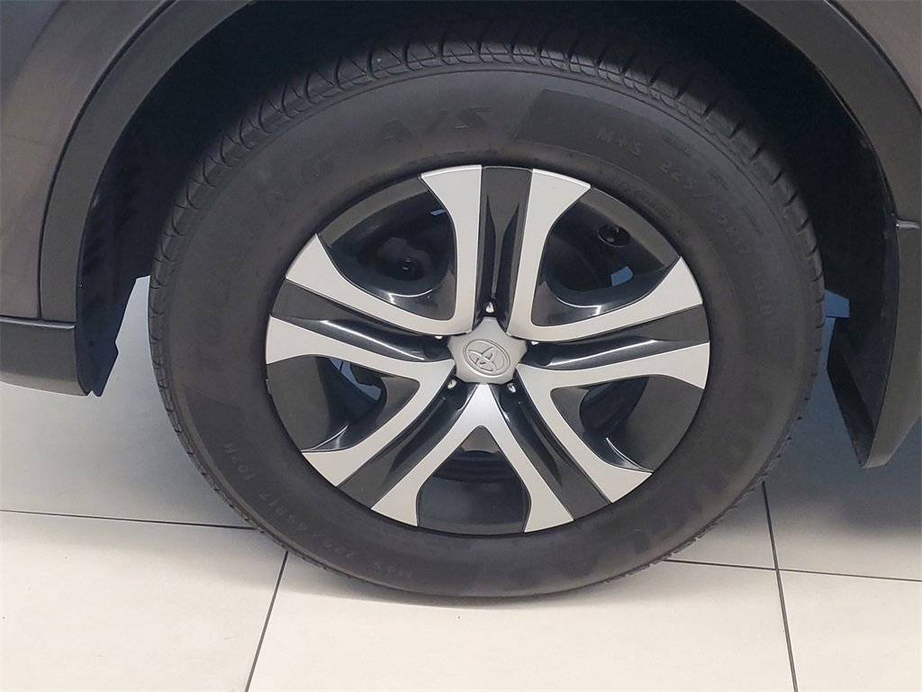 Used 2018 Toyota RAV4 LE image 4