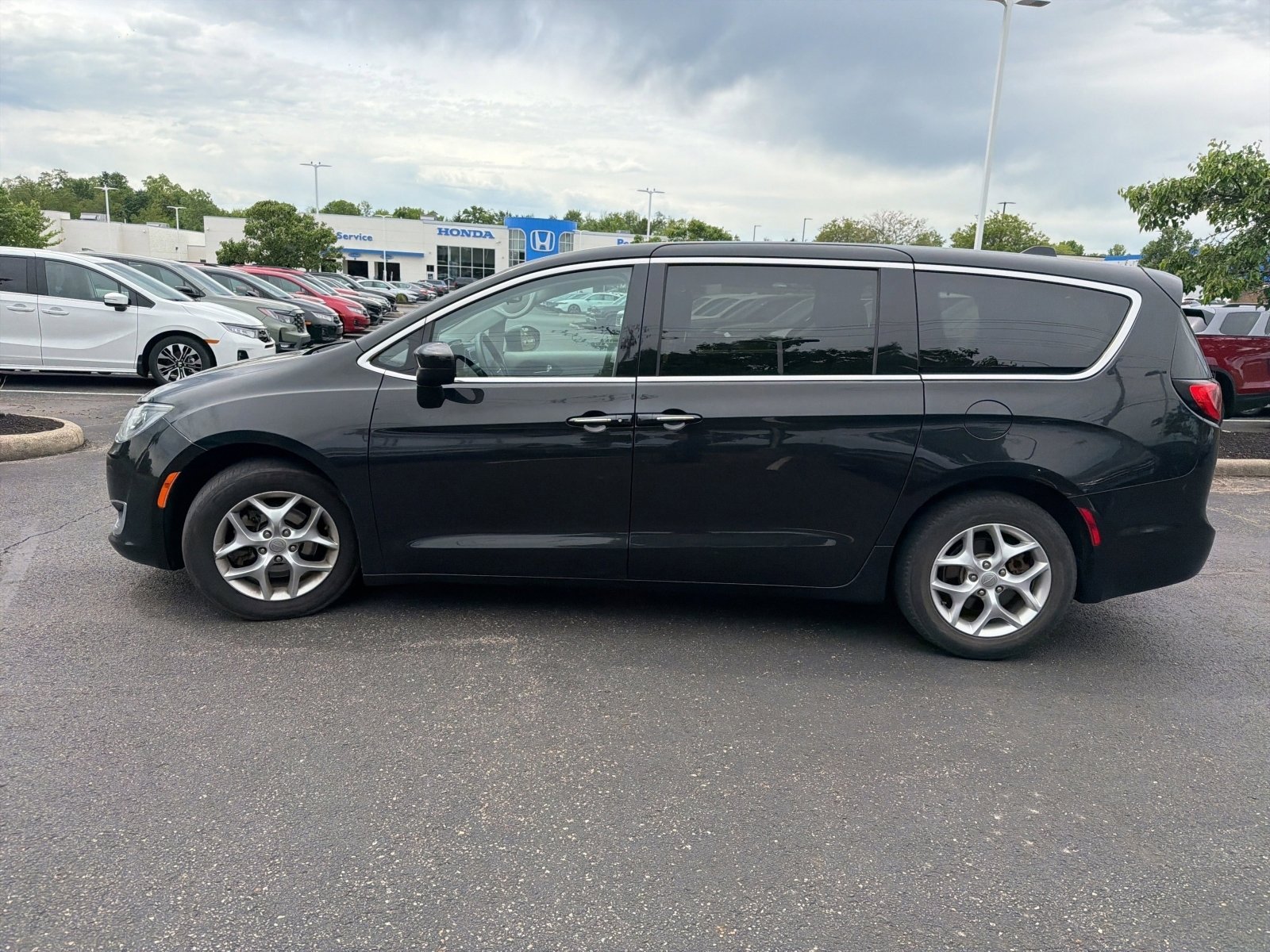 Used 2017 Chrysler Pacifica Touring Plus w/ Tire & Wheel Group FWD image 16