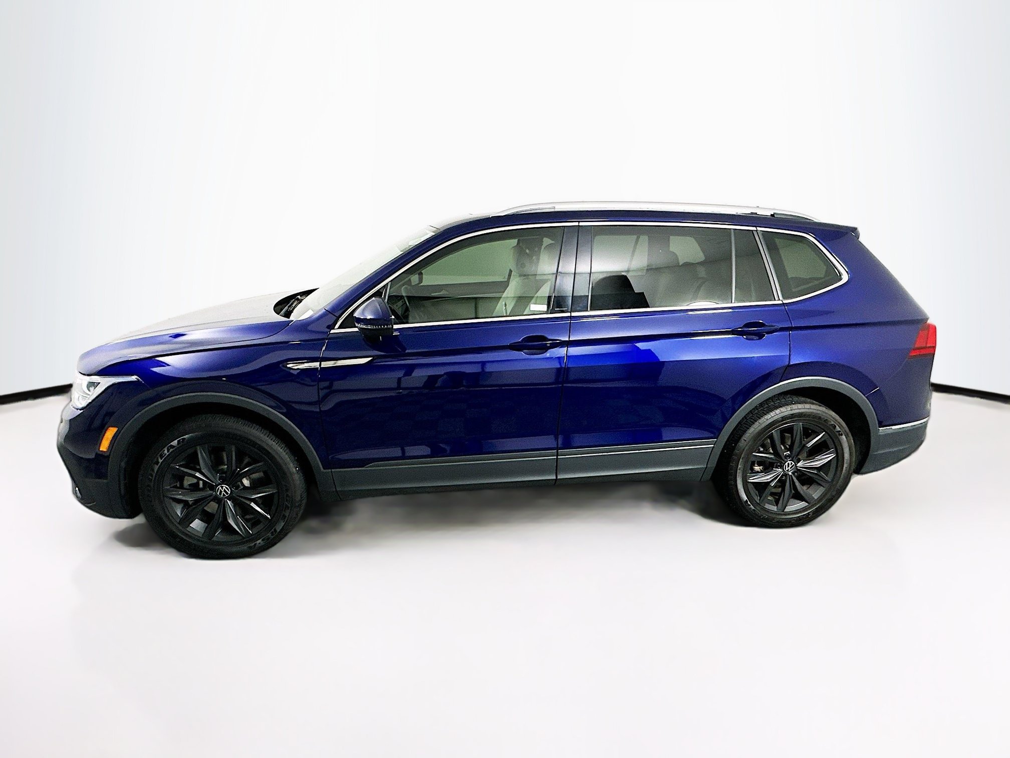 Used 2024 Volkswagen Tiguan SE FWD image 4
