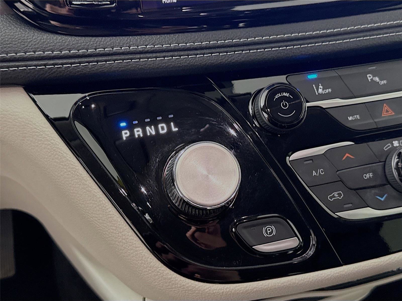 Used 2023 Chrysler Pacifica Touring-L image 15