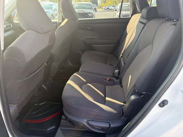 Used 2021 Toyota Highlander LE FWD image 15