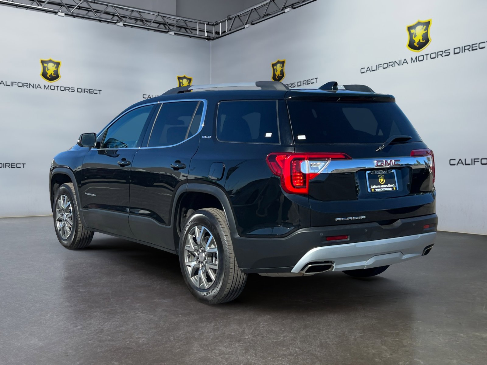 Used 2023 GMC Acadia SLE w/ Driver Convenience Package image 3