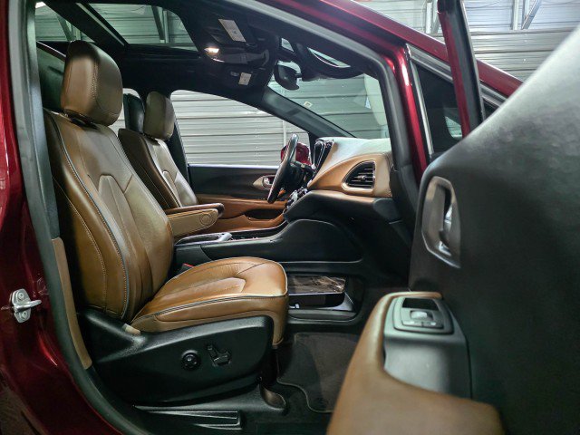 Used 2021 Chrysler Pacifica Limited w/ Uconnect Theater Family Group FWD image 14