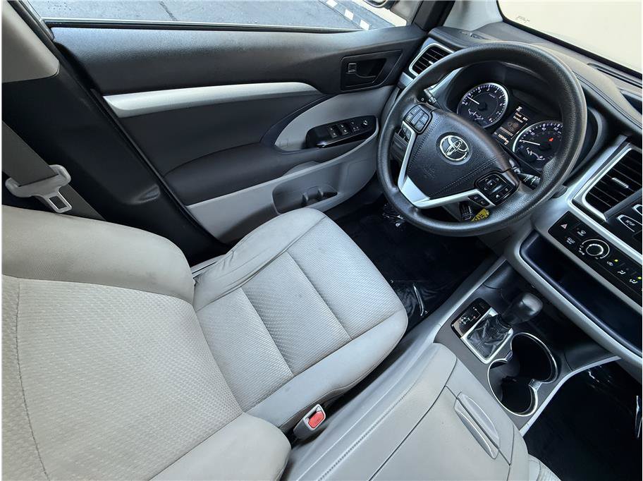 Used 2019 Toyota Highlander LE FWD image 8