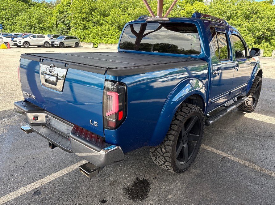 Used 2009 Nissan Frontier LE RWD image 2