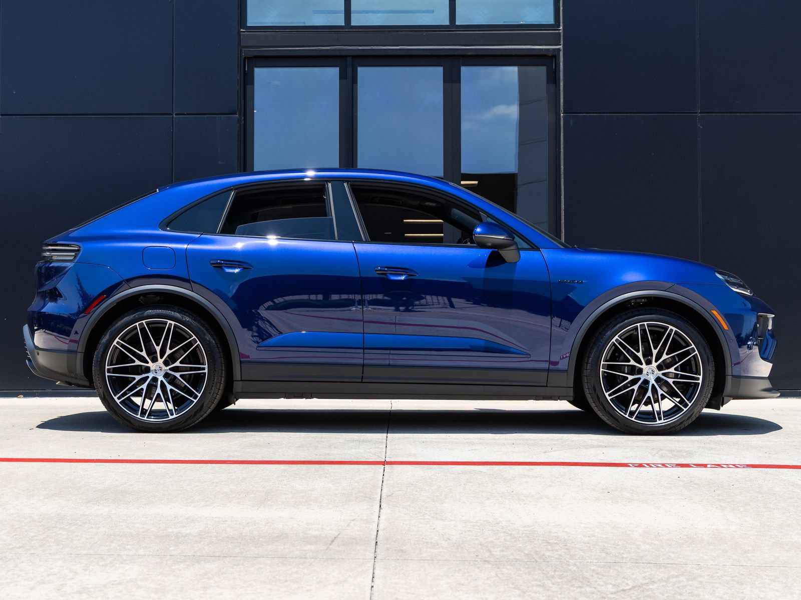 New 2025 Porsche Macan Electric RWD image 12