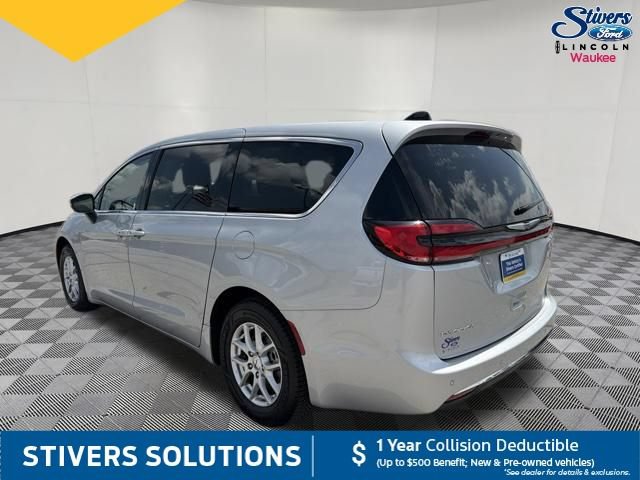 Used 2023 Chrysler Pacifica Touring-L FWD image 11