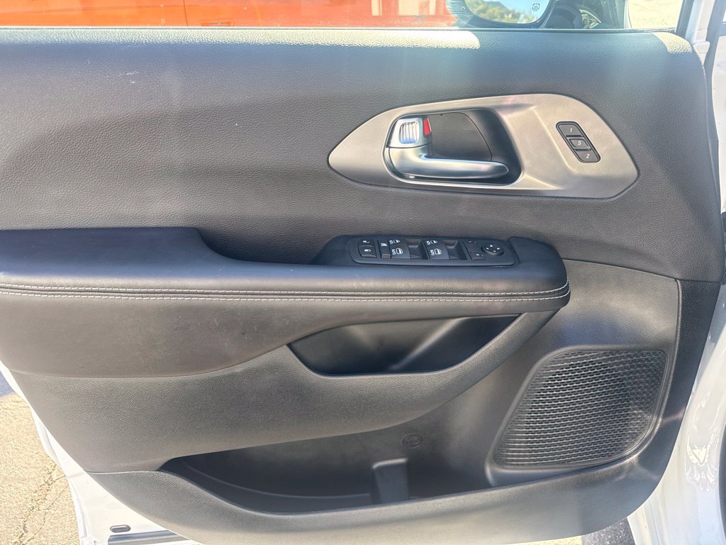 Used 2026 Chrysler Pacifica Select FWD image 12