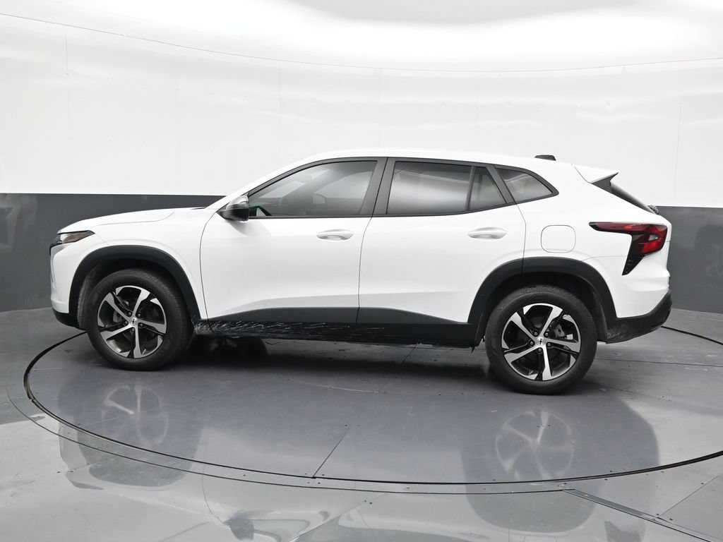 Used 2024 Chevrolet Trax RS FWD image 2