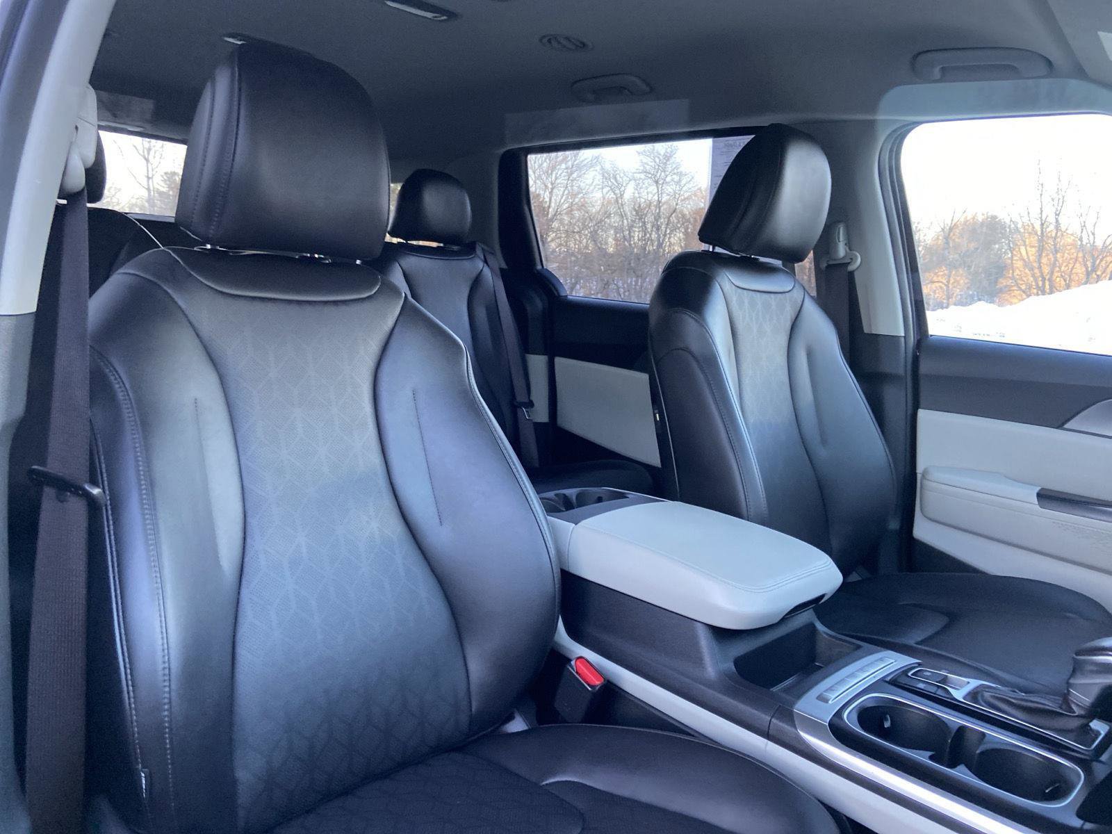 Used 2024 Kia Carnival LX image 33