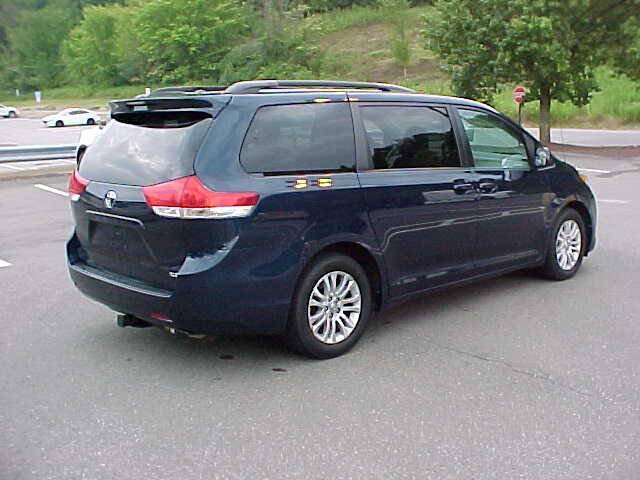 Used 2012 Toyota Sienna XLE FWD image 6